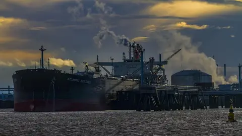 中東衝突延燒波海!阿聯外海油輪受損漏油,大片油汙逼近海岸迫使多處海灘關閉(示意圖)